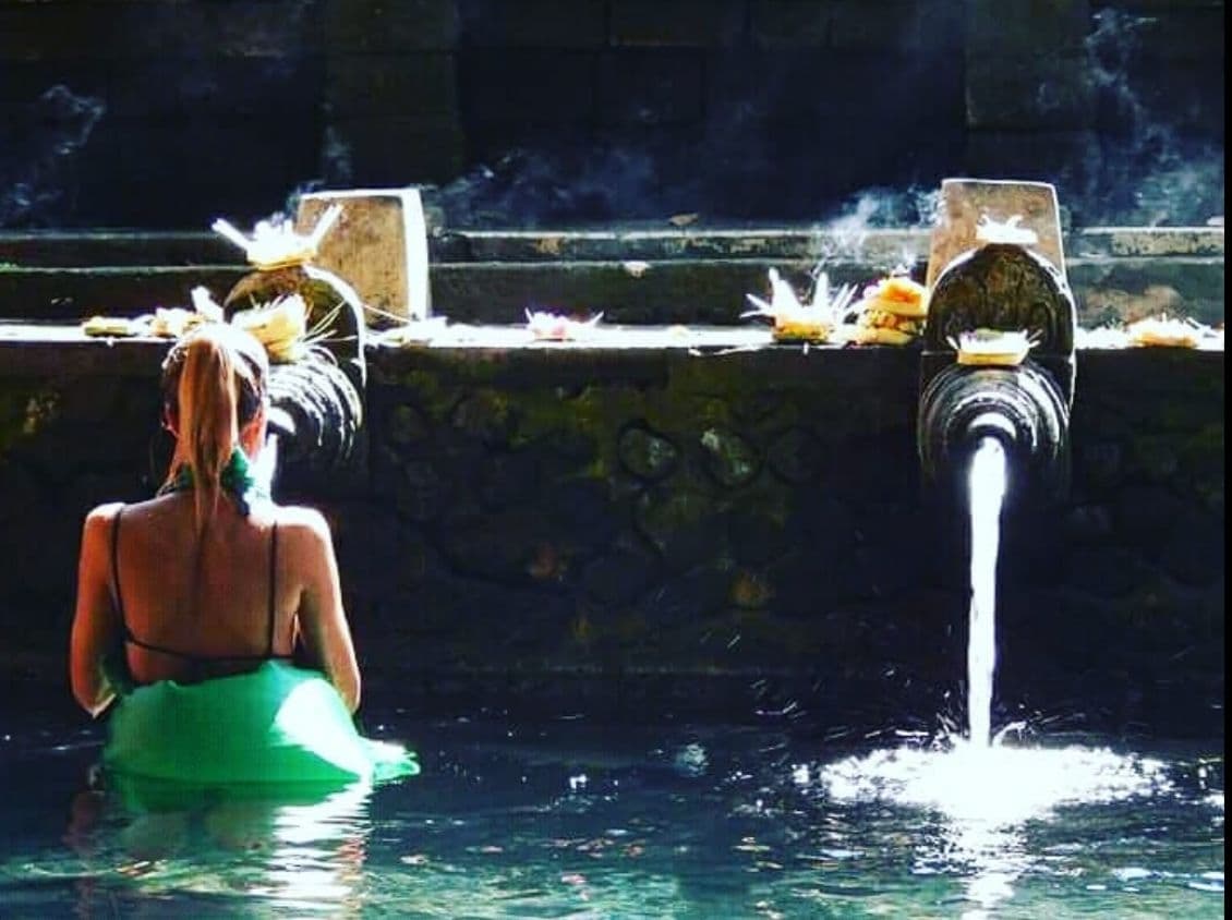 Mujer practicando yoga en la playa de Paraty al amanecer